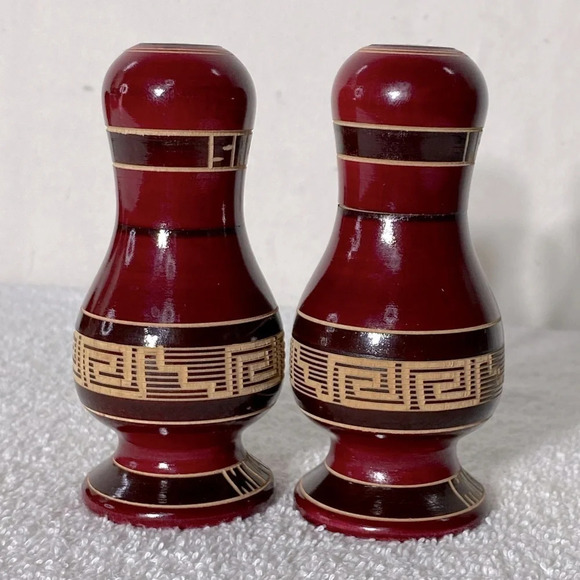 Vintage Burgundy Carved Wood Salt &  Pepper Shakers - Picture 5 of 9